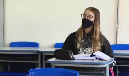 Alunos do segundo ano do ensino médio terão aulas extras em 2022