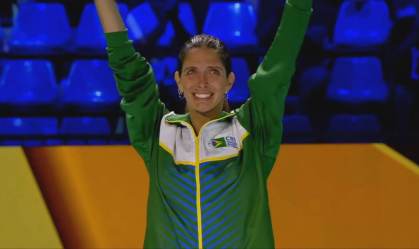 Esgrimista brasileira Nathalie Moellhausen, comemora seu título mundial em 2019 