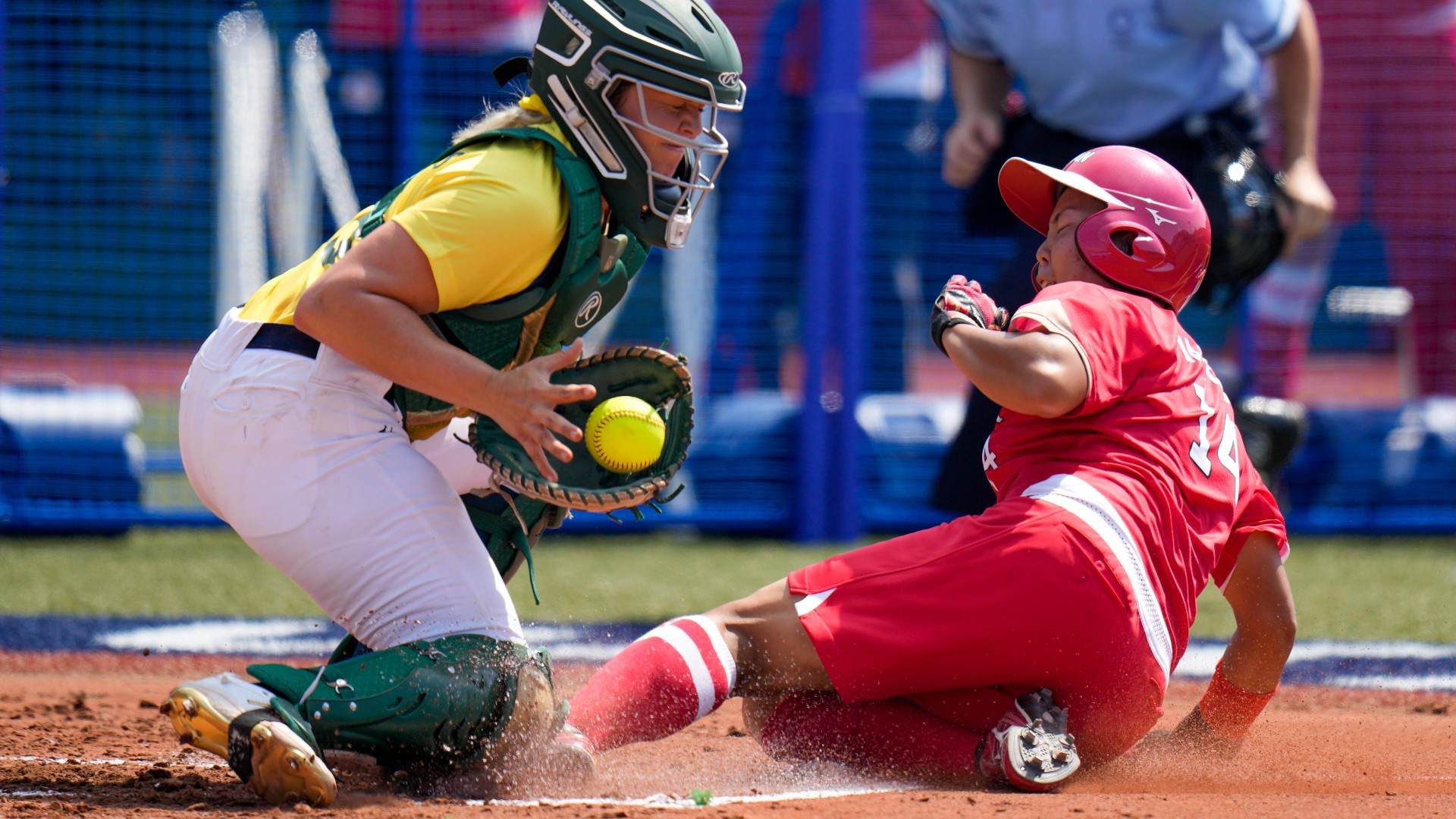 A atleta japonesa Minori Naito desliza e se choca com a australiana Taylah A atleta japonesa Minori Naito desliza e se choca com a australiana Taylah