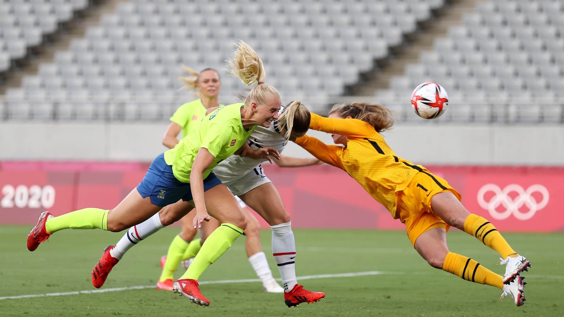 Stina Blackstenius, da Suécia, vence disputa aérea e abre placar em jogo contra 