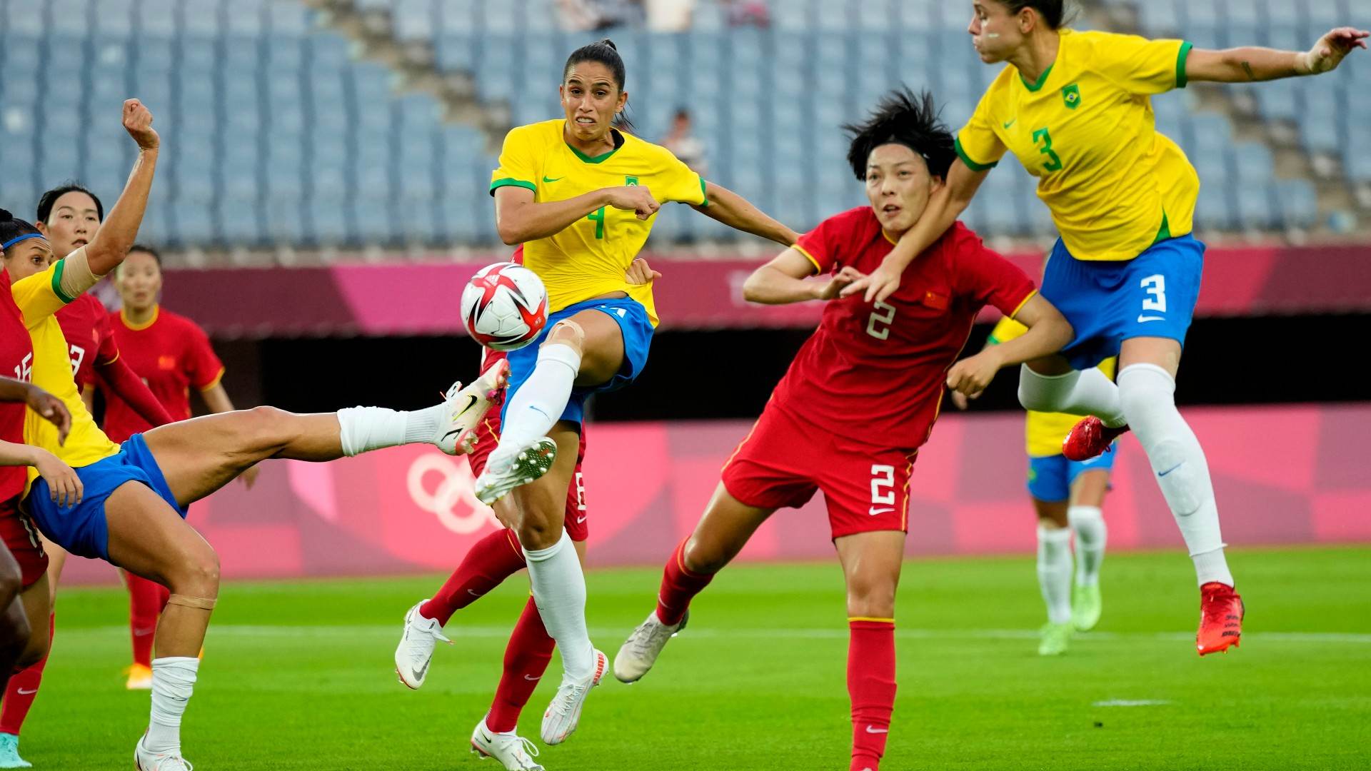 Jogadoras de Brasil e China disputam bola em estreia na Olimpíada de Tóquio Jogadoras de Brasil e China disputam bola em estreia na Olimpíada de Tóquio