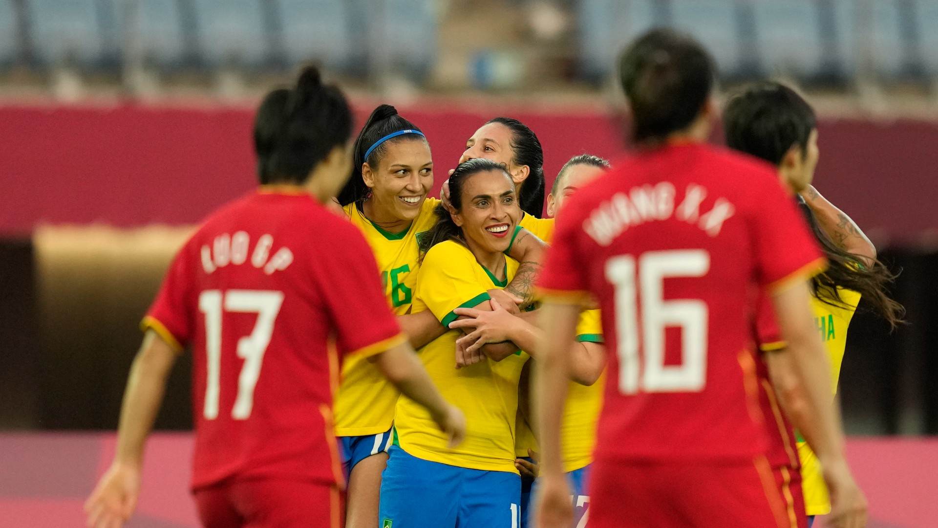 Marta comemora seu 3º gol em goleada contra a China na estreia olímpica Marta comemora seu 3º gol em goleada contra a China na estreia olímpica