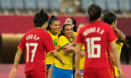 Marta comemora seu 3º gol em goleada contra a China na estreia olímpica