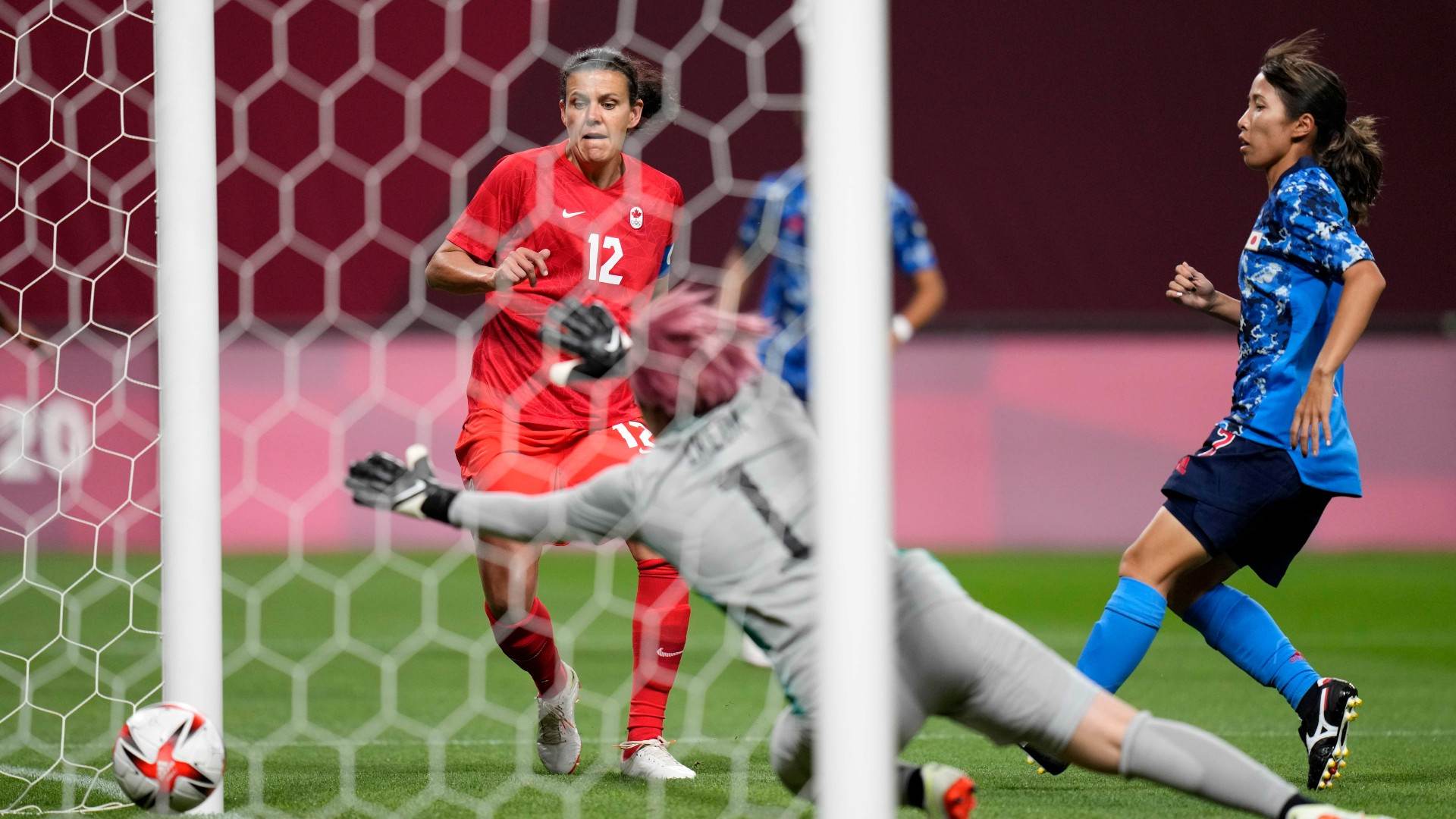 Christine Sinclair marca gol do Canadá em partida contra as anfitriãs do Japão Christine Sinclair marca gol do Canadá em partida contra as anfitriãs do Japão