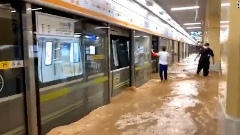 Estação de metrô inundada em Zhengzhou Estação de metrô inundada em Zhengzhou