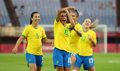 Marta comemora gol contra China na estreia da seleção brasileira nas Olimpíadas