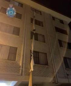 Homem teria feito corda de lençóis para fugir de quarentena em hotel na Austráli
