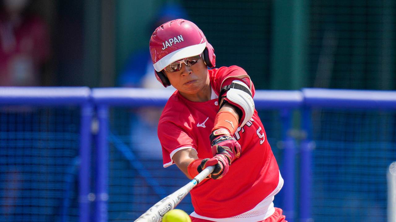 Yu Yamamoto, da seleção japonesa de softbol, rebate bola em estreia na Olimpíada