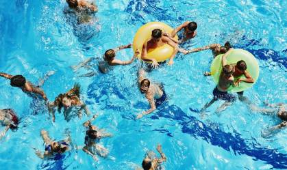 Crianças na piscina