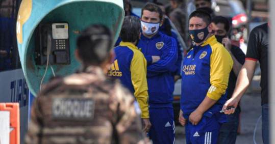 Delegação do Boca Juniors aguarda ao lado de fora da delegacia em Belo Horizonte