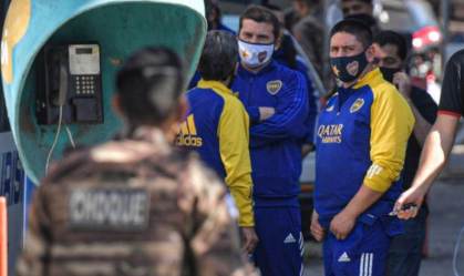 Delegação do Boca Juniors aguarda ao lado de fora da delegacia em Belo Horizonte