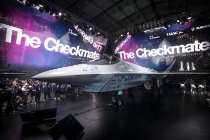 Rússia revela novo avião de combate 'Checkmate'
