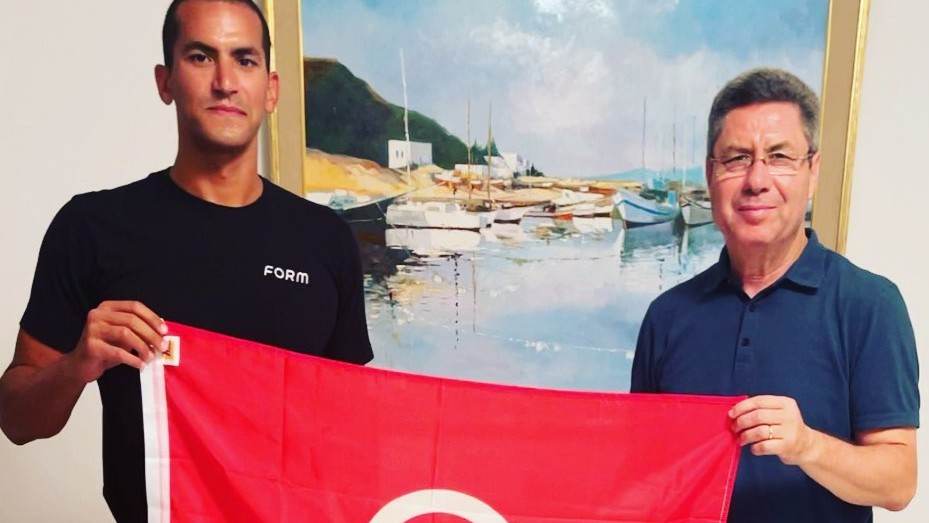 Oussama Mellouli, nadador da Tunísia, com o presidente do comitê do país