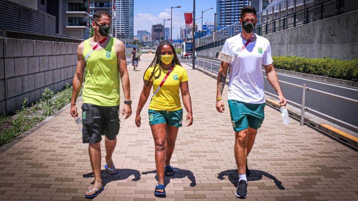Marcus D'Almeida, Ane Marcelle e Lucas Verthein caminham na Vila Olímpica