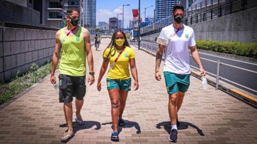 Marcus D'Almeida, Ane Marcelle e Lucas Verthein caminham na Vila Olímpica