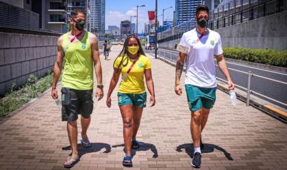Marcus D'Almeida, Ane Marcelle e Lucas Verthein caminham na Vila Olímpica