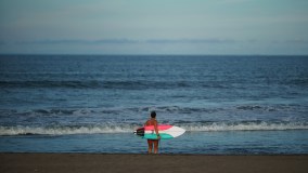 Surfista Carissa Moore, dos Estados Unidos, olha para o mar durante sessão