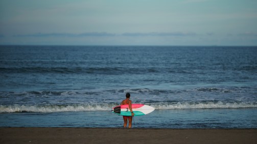 Surfista Carissa Moore, dos Estados Unidos, olha para o mar durante sessão