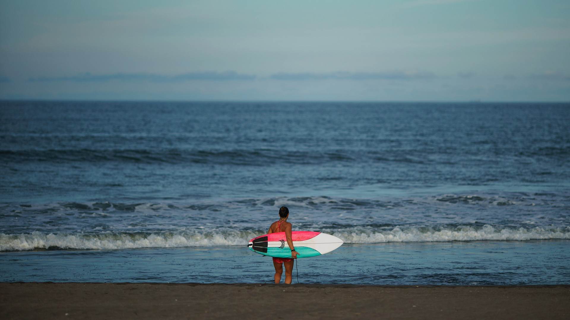 Surfista Carissa Moore, dos Estados Unidos, olha para o mar durante sessão