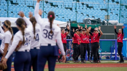 
Duelo entre Canadá e Estados Unidos no softbol abriu o dia de competições