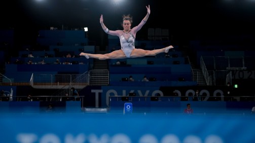 Ginasta italiana Vanessa Ferrari pratica em Tóquio antes da estreia
