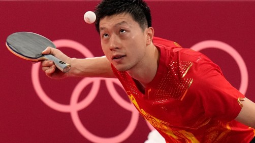 
Mesatenista chinês Ma Long observa a bola durante seu treino em Tóquio