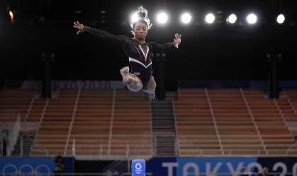 Ginasta Simone Biles, dos EUA, pratica na trave durante treino em Tóquio 
