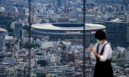 Japonesa fotografa o Estádio Nacional, palco da abertura dos Jogos Olímpicos