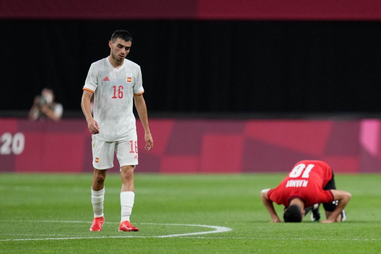 Pedri, da Espanha, lamenta enquanto Mahmoud El Wench, do Egito, celebra empate Pedri, da Espanha, lamenta enquanto Mahmoud El Wench, do Egito, celebra empate