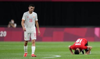 Pedri, da Espanha, lamenta enquanto Mahmoud El Wench, do Egito, celebra empate