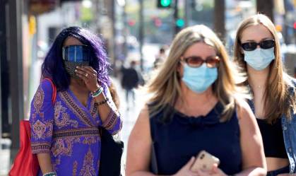 Pessoas usam máscaras em meio à pandemia de Covid-19 nos Estados Unidos