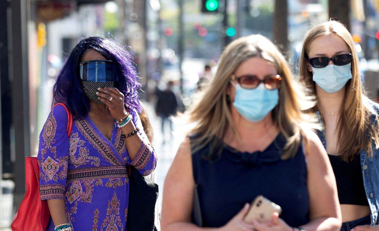 Pessoas usam máscaras em meio à pandemia de Covid-19 nos Estados Unidos Pessoas usam máscaras em meio à pandemia de Covid-19 nos Estados Unidos