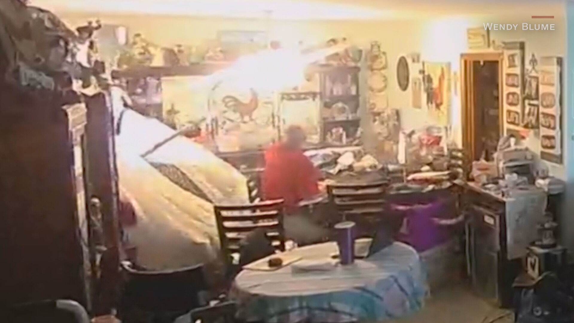 Homem é surpreendido por carro invadindo sua casa enquanto usa computador à mesa Homem é surpreendido por carro invadindo sua casa enquanto usa computador à mesa