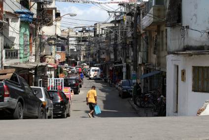Movimentação em rua do Complexo da Maré, na zona norte do Rio