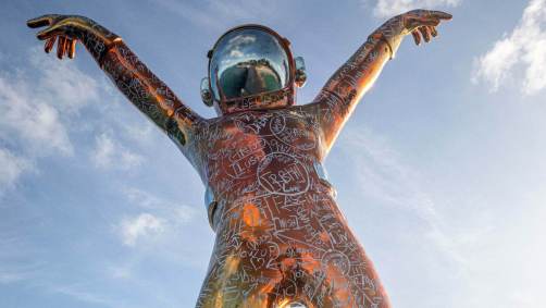 Escultura de astronauta