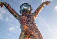 Estátua de astronauta de 7 metros é colocada no Mar do Caribe