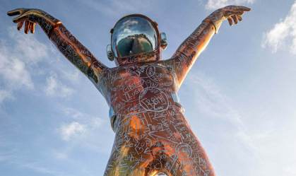 Escultura de astronauta
