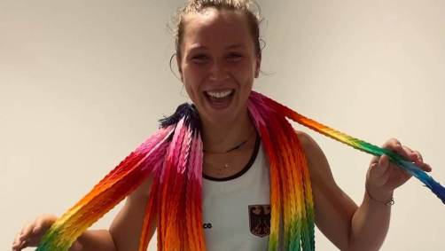 Nike Lorenz, da seleção feminina de hóquei da Alemanha, veste faixa do arco-íris