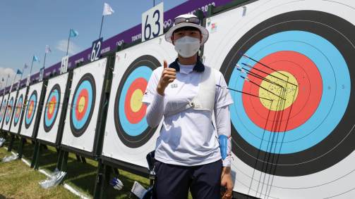 Sul-coreana San An posa para uma foto após estabelecer um novo recorde olímpico