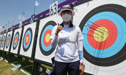 Sul-coreana San An posa para uma foto após estabelecer um novo recorde olímpico 