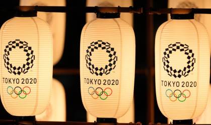 Laternas com o logo das Olimpíadas iluminam a cerimônia de abertura dos Jogos