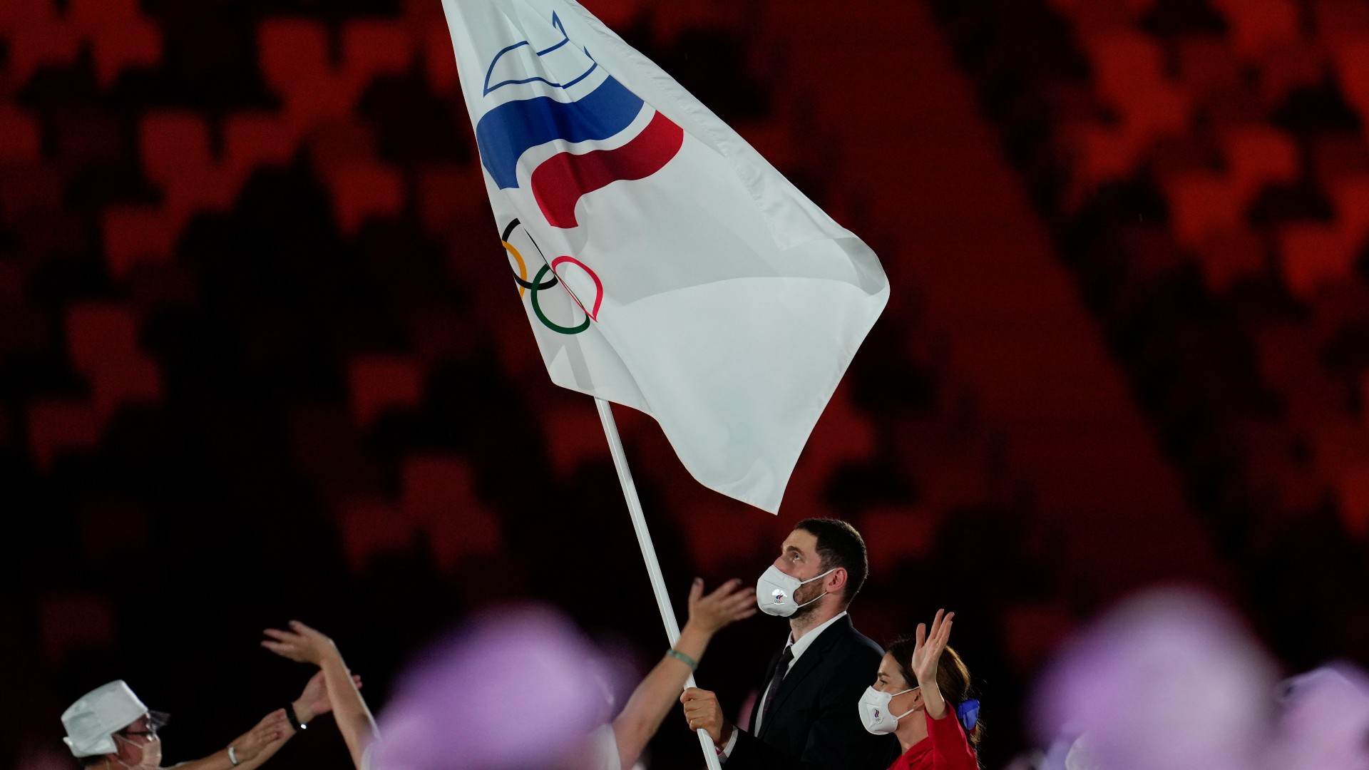 Com Rússia banida dos Jogos, atletas do país desfilam com cores de Comitê Com Rússia banida dos Jogos, atletas do país desfilam com cores de Comitê