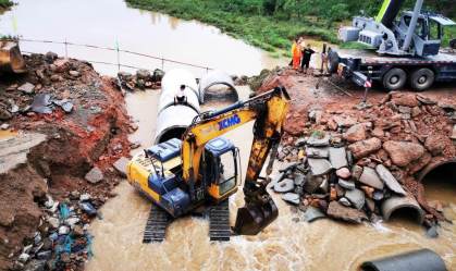 Retroescavadeira ajuda a tirar destroços em alagamento na China