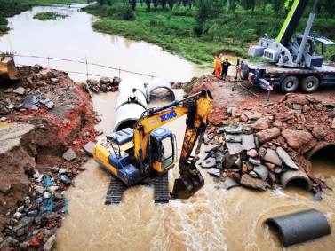 Retroescavadeira ajuda a tirar destroços em alagamento na China