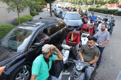 Motoristas fazem fila para encher os tanques de seus veículos em Beirute