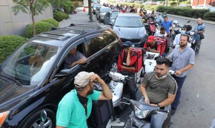 Motoristas fazem fila para encher os tanques de seus veículos em Beirute