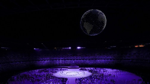Drones sobre o estádio nacional, em Tóquio, formaram a imagem de um globo