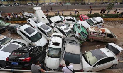 Carros empilhados após devastadora enchente na China