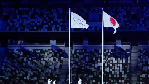 Bandeira olímpica foi hasteada ao lado da bandeira japonesa