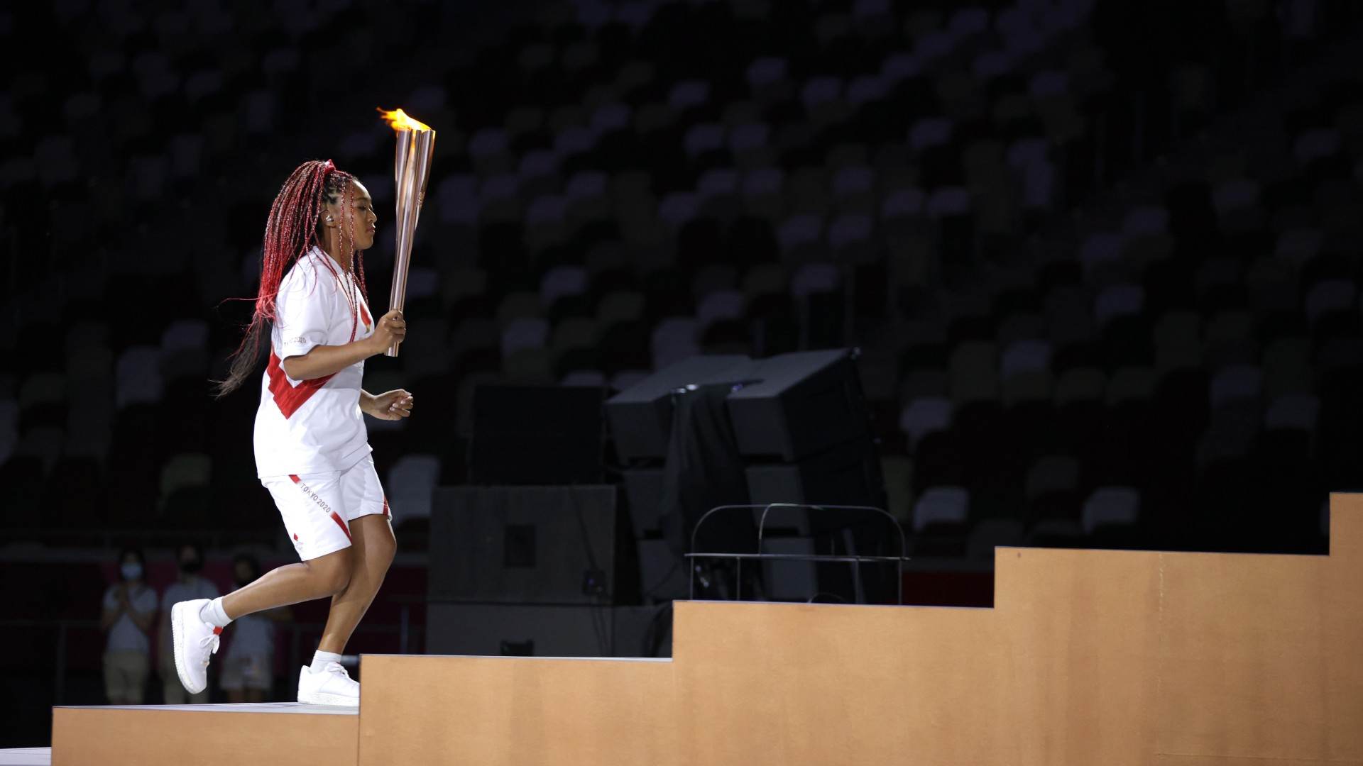 Naomi Osaka carrega a tocha olímpica na cerimônia de abertura dos Jogos Naomi Osaka carrega a tocha olímpica na cerimônia de abertura dos Jogos